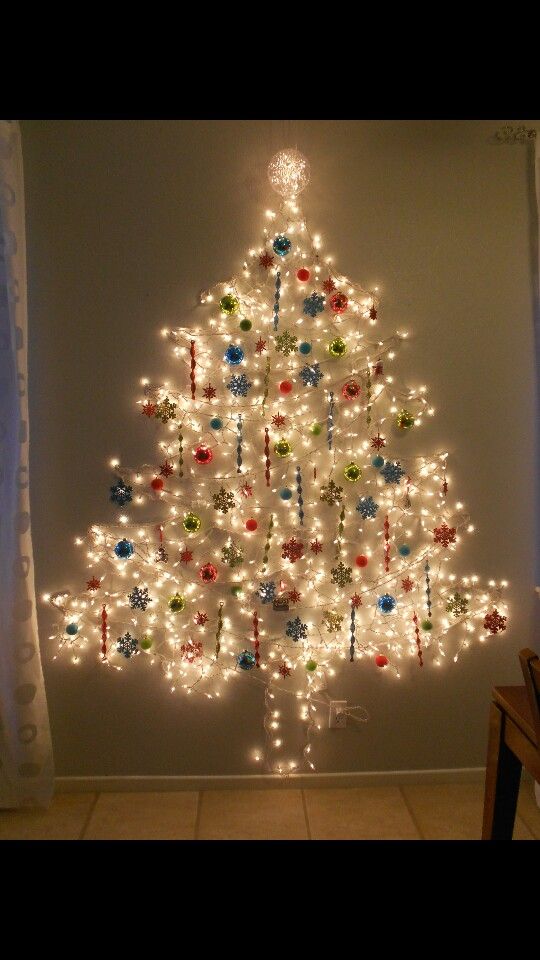 albero natale luminoso con luci su parete