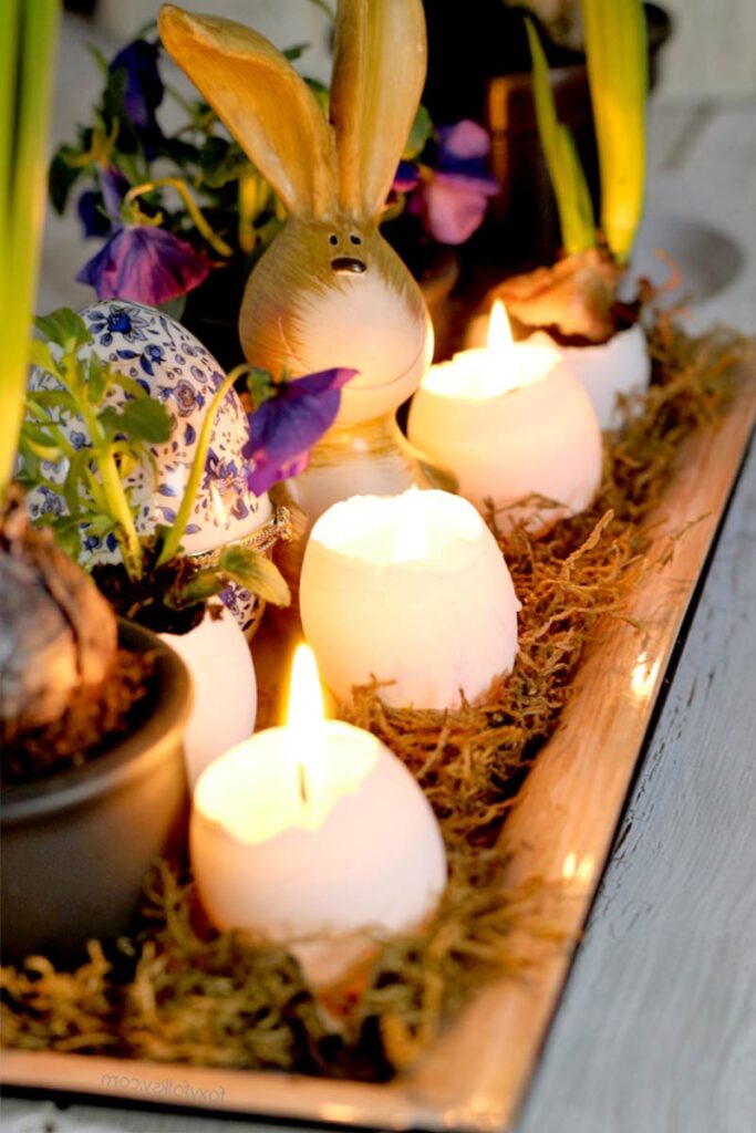 centrotavola con candele decorative pasquali a uovo