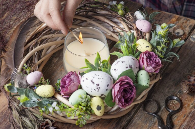 centrotavola pasquale con candela e uova decorate
